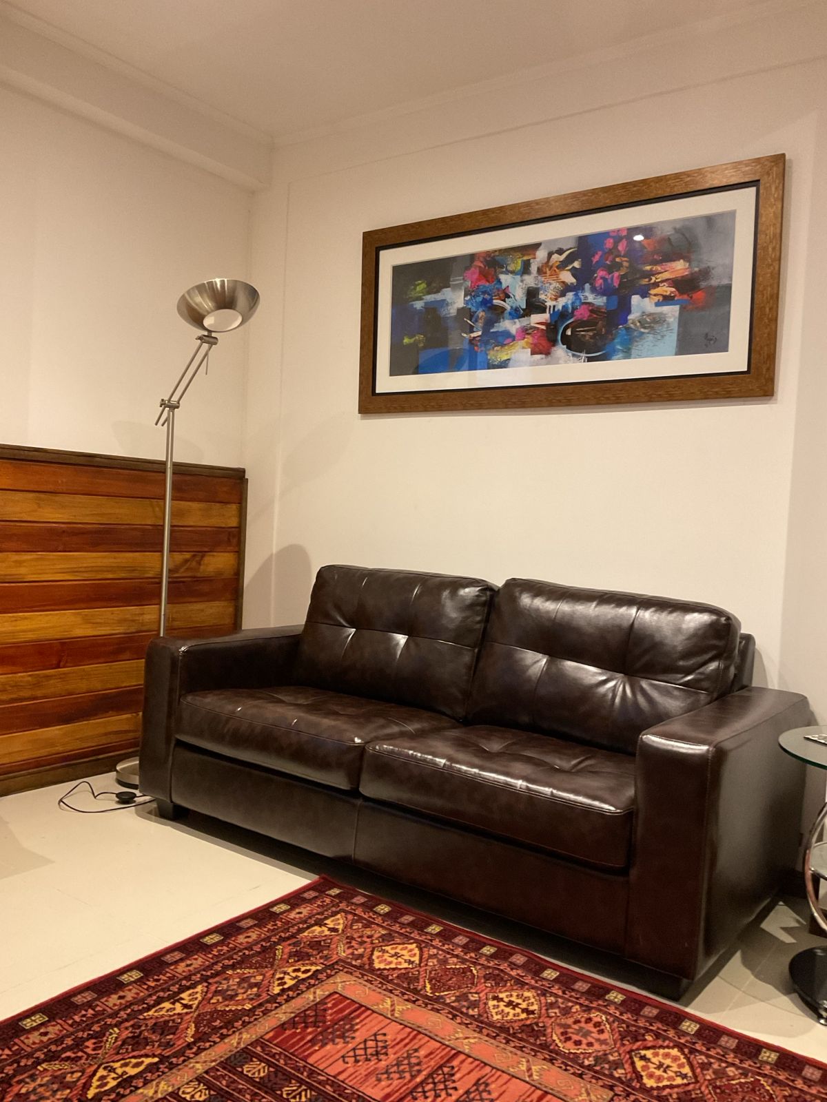 Sillón de la consulta bajo un cuadro