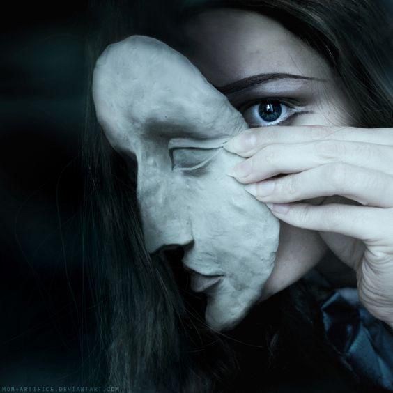 Mujer que se retira una máscara del rostro