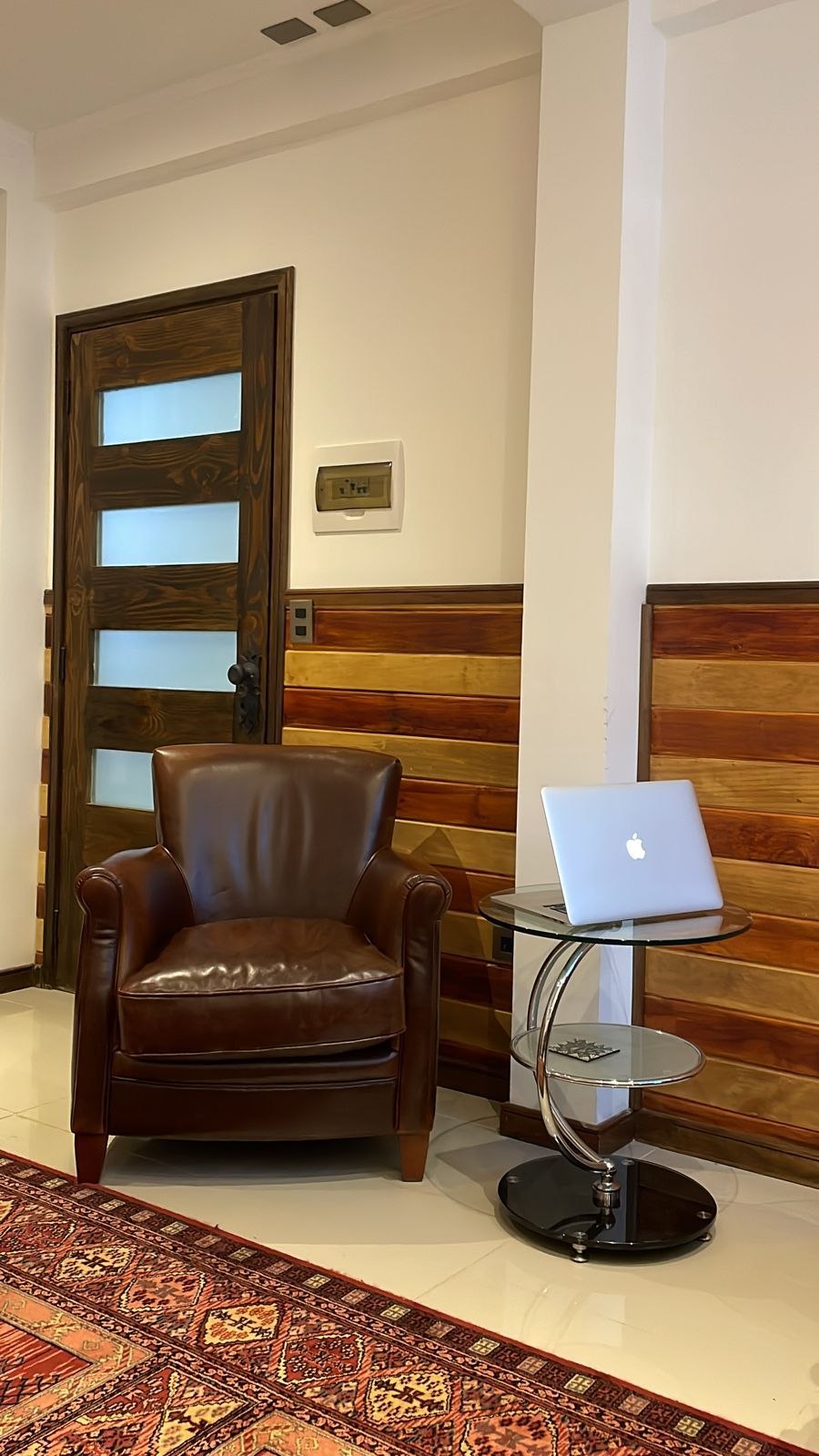 Sillón de cuero y mesa auxiliar en la consulta